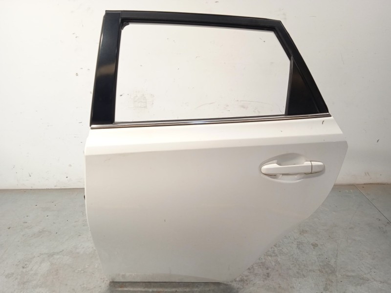 Recambio de puerta trasera izquierda para toyota auris 2.0 d-4d cat referencia OEM IAM 6700402380  