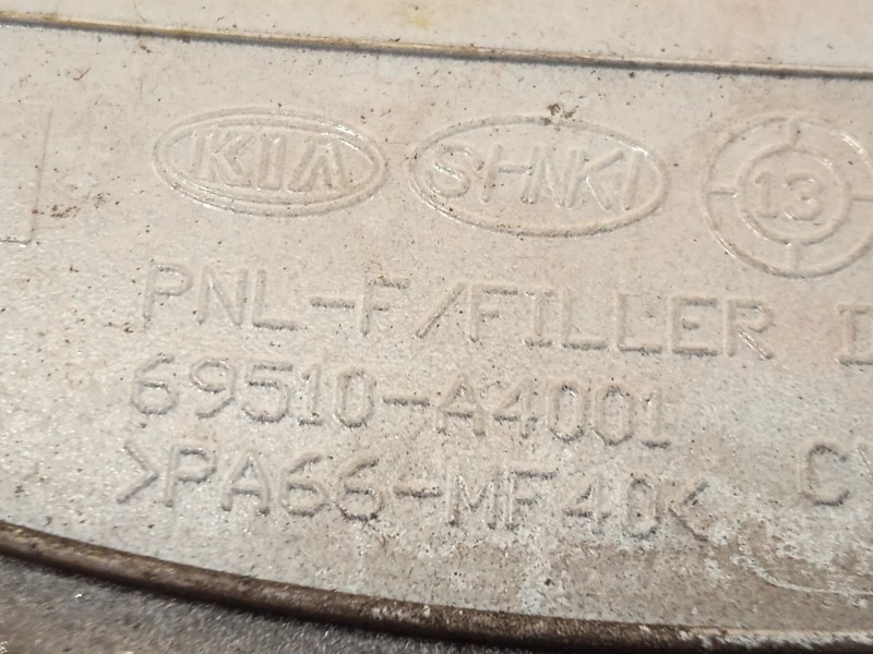 Recambio de tapa exterior combustible para kia carens iv 1.7 crdi referencia OEM IAM 69510A4001  