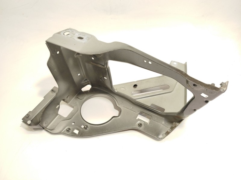 Recambio de soporte faro derecho para lynk & co 01 phev referencia OEM IAM 8888122658  