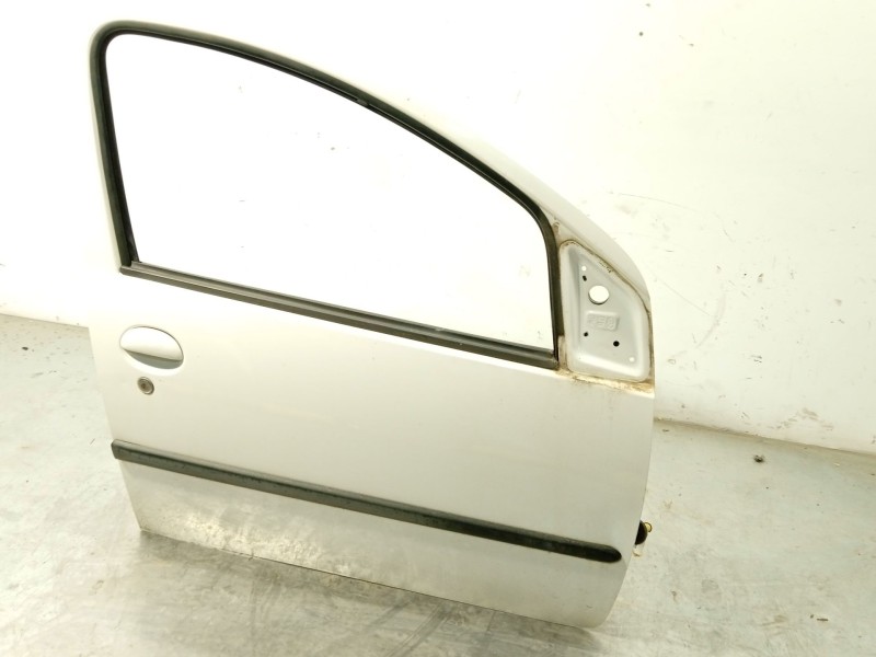 Recambio de puerta delantera derecha para peugeot 107 urban move referencia OEM IAM 9004W9  