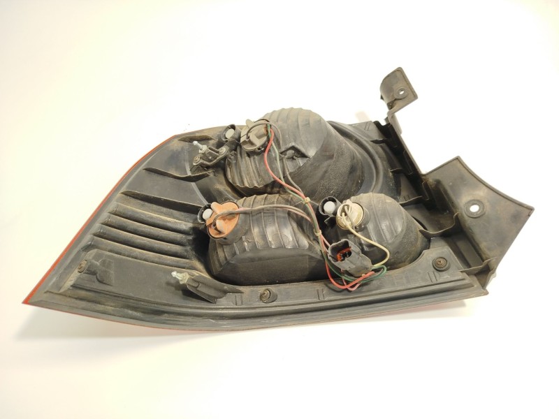 Recambio de piloto trasero derecho para ssangyong actyon i 2.0 xdi referencia OEM IAM 8360231015  