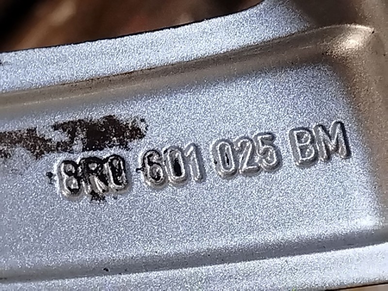 Recambio de llanta para audi q5 (8rb) 2.0 tdi quattro referencia OEM IAM 8R0601025BM  
