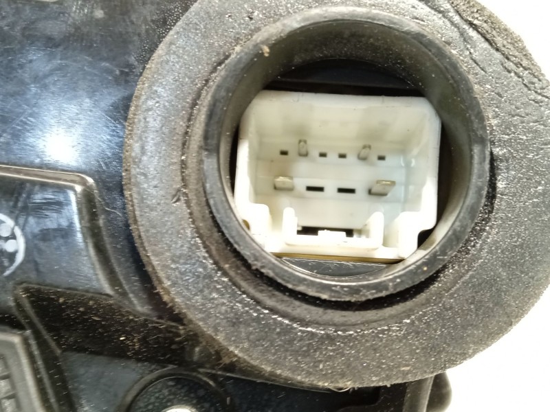 Recambio de cerradura puerta trasera derecha para lexus ct 200h referencia OEM IAM 6905033131  