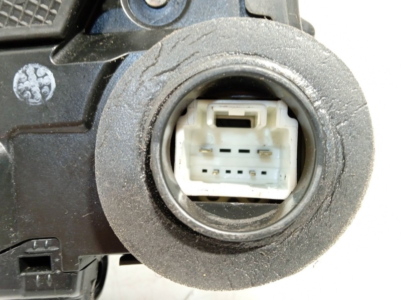 Recambio de cerradura puerta trasera izquierda para lexus ct 200h referencia OEM IAM 6906033131  