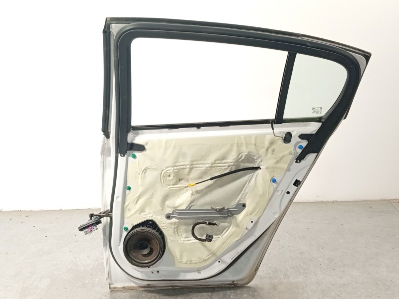 Recambio de puerta trasera derecha para chevrolet cruze (j300) 1.6 referencia OEM IAM 95476405  