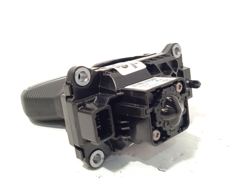 Recambio de palanca cambio para lynk & co 01 phev referencia OEM IAM 8890977823  