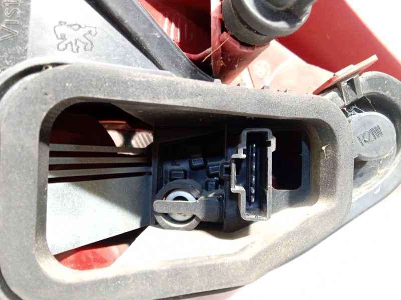 Recambio de piloto trasero derecho para peugeot 207/207+ (wa_, wc_) 1.4 16v referencia OEM IAM 6351Y7  