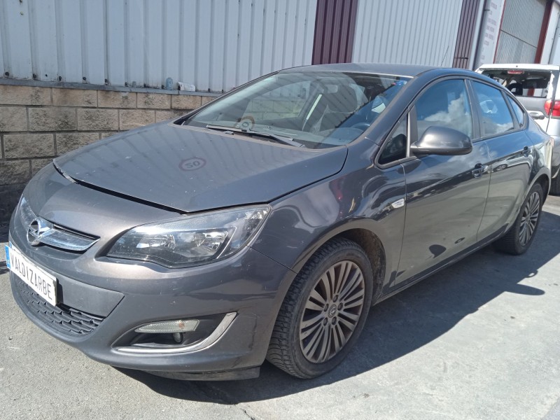 opel astra j sedán del año 2013
