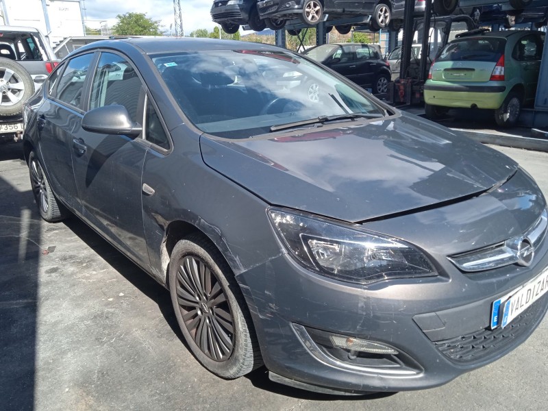 opel astra j sedán del año 2013