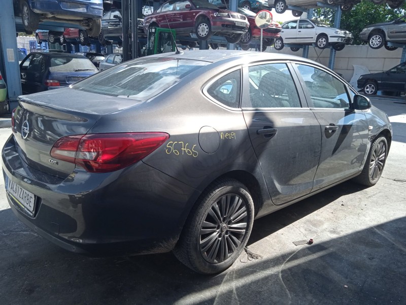 opel astra j sedán del año 2013