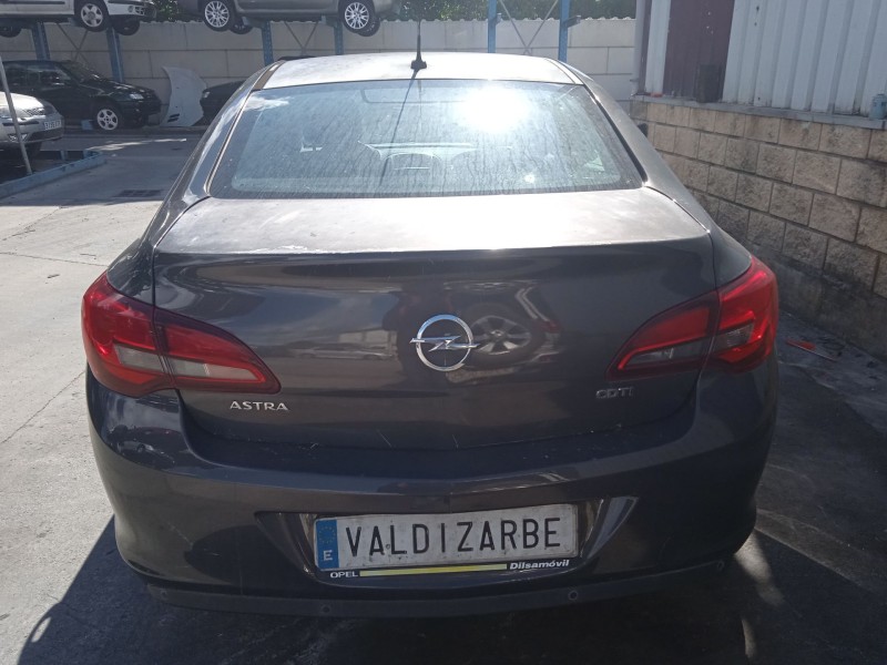 opel astra j sedán del año 2013