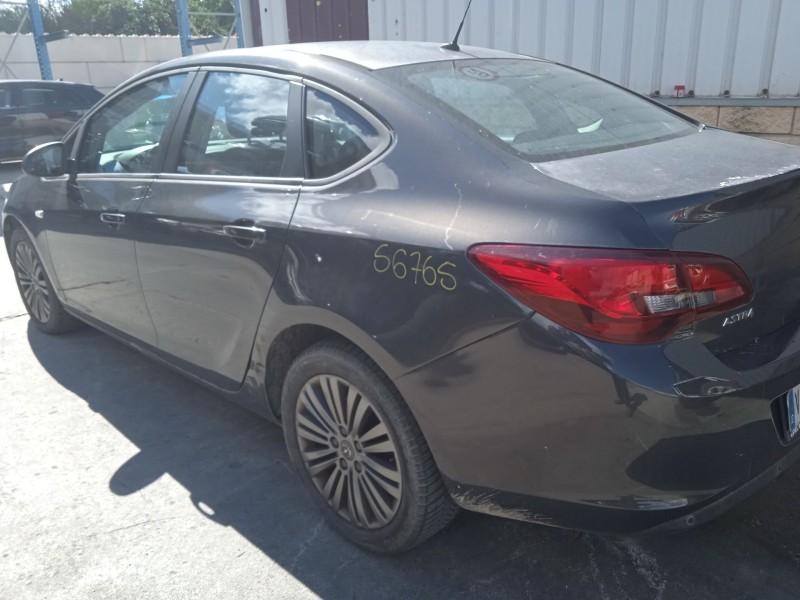 opel astra j sedán del año 2013