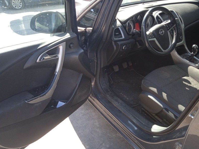 opel astra j sedán del año 2013