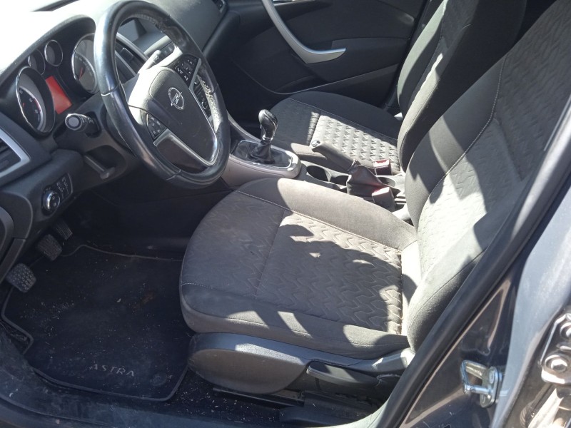 opel astra j sedán del año 2013