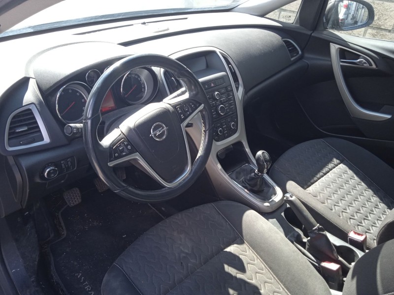 opel astra j sedán del año 2013