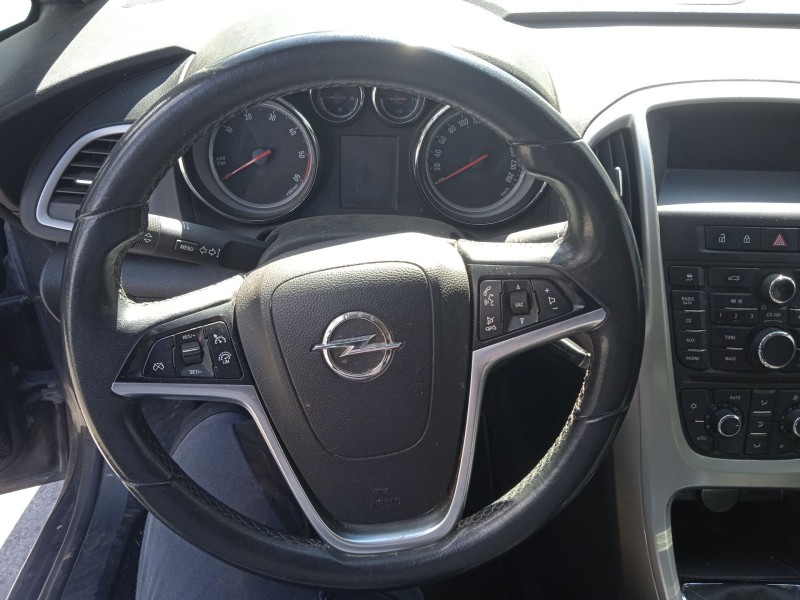 opel astra j sedán del año 2013