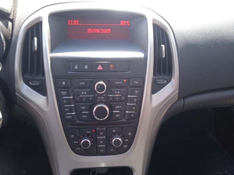 opel astra j sedán del año 2013