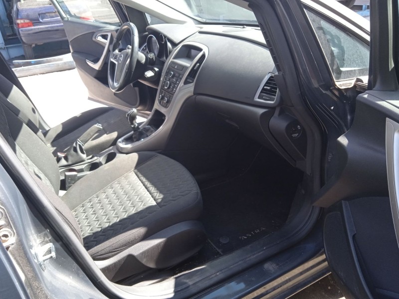 opel astra j sedán del año 2013