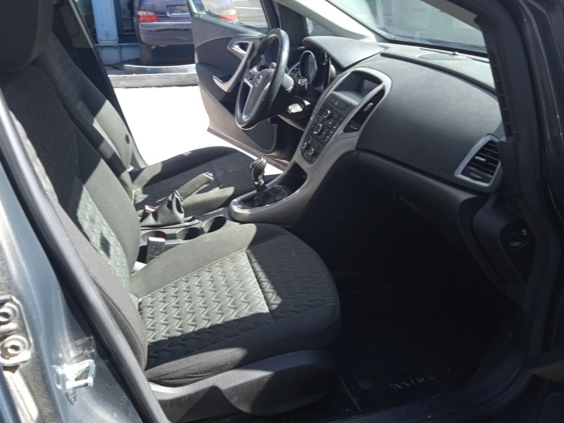 opel astra j sedán del año 2013