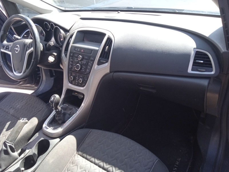 opel astra j sedán del año 2013