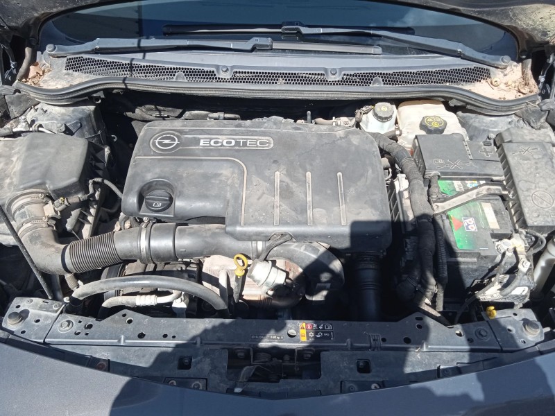 opel astra j sedán del año 2013