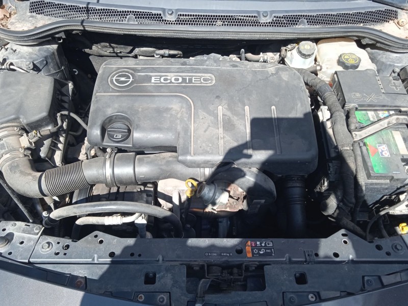 opel astra j sedán del año 2013