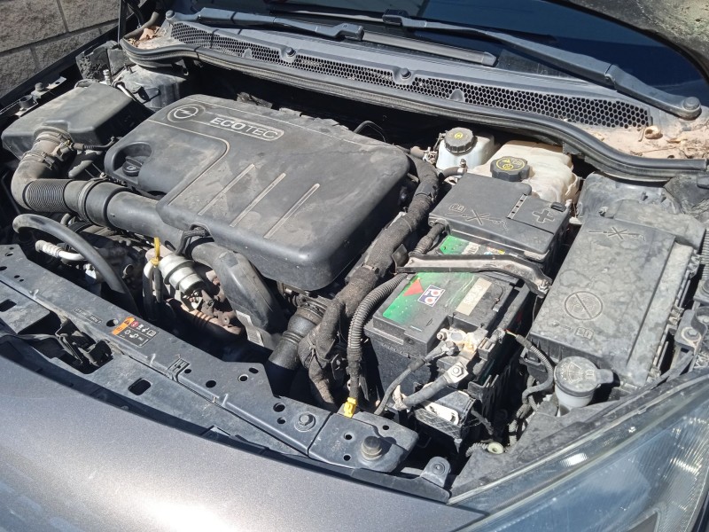 opel astra j sedán del año 2013