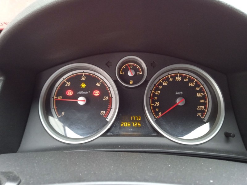 opel astra h gtc (a04) del año 2008