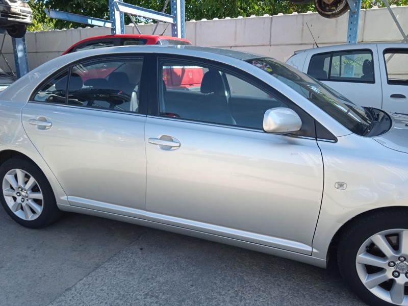 toyota avensis sedán (_t25_) del año 2003