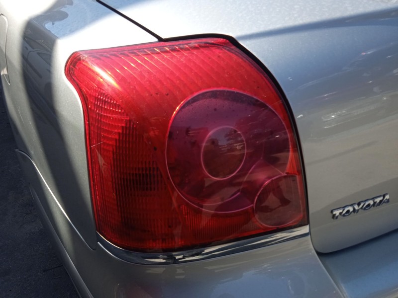 toyota avensis sedán (_t25_) del año 2003