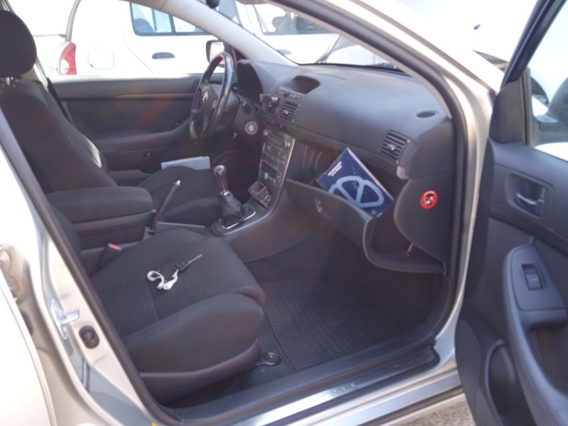 toyota avensis sedán (_t25_) del año 2003