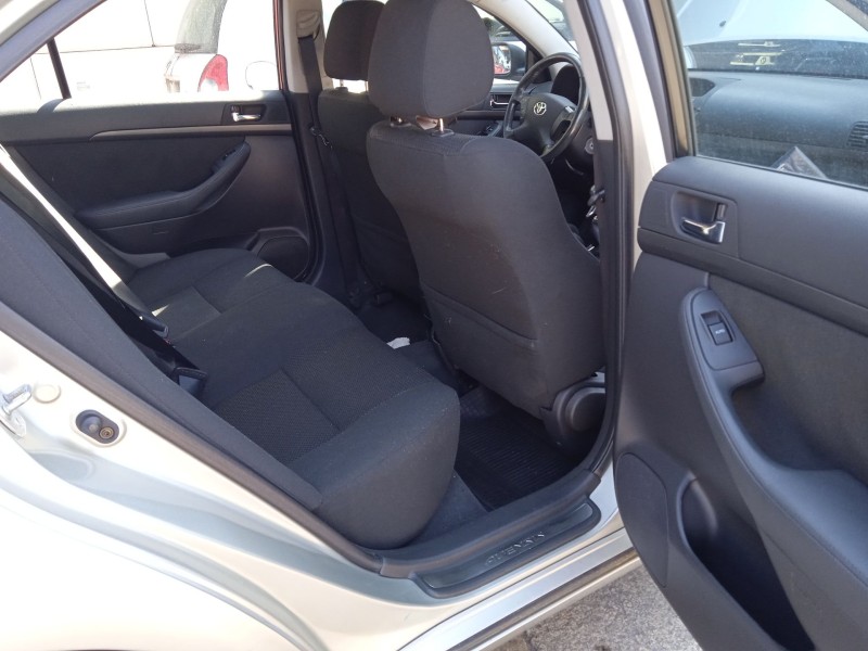 toyota avensis sedán (_t25_) del año 2003