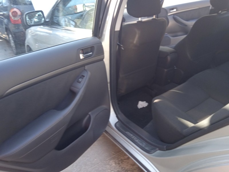 toyota avensis sedán (_t25_) del año 2003