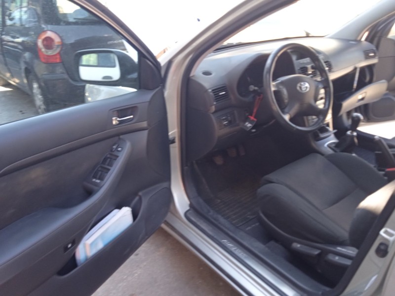 toyota avensis sedán (_t25_) del año 2003