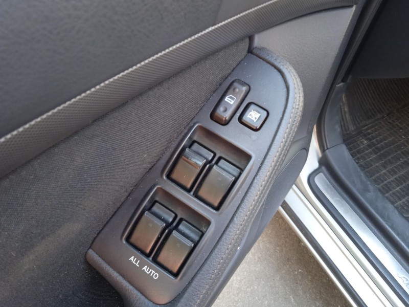 toyota avensis sedán (_t25_) del año 2003