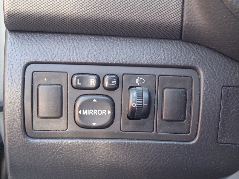 toyota avensis sedán (_t25_) del año 2003