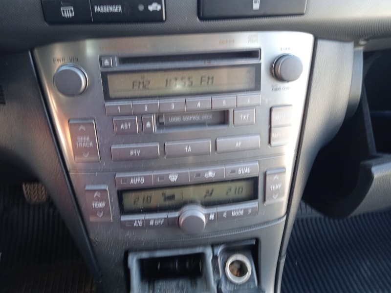 toyota avensis sedán (_t25_) del año 2003