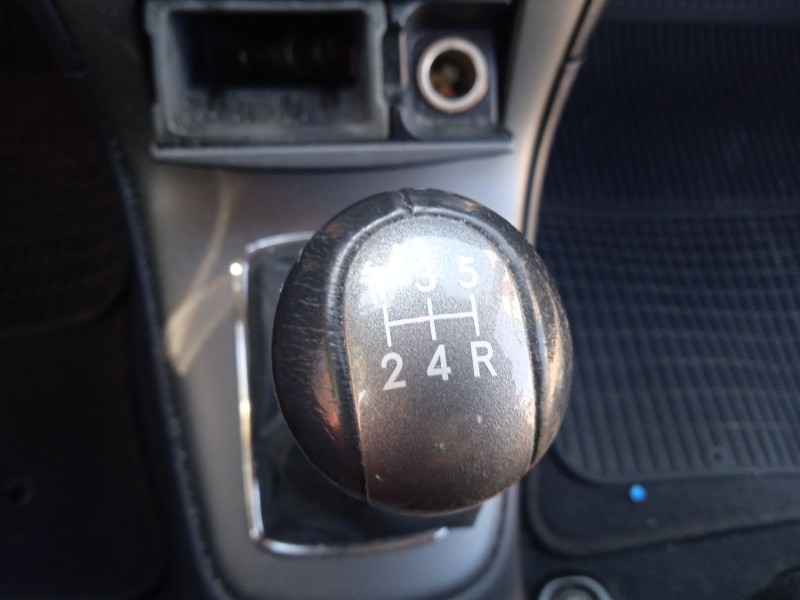 toyota avensis sedán (_t25_) del año 2003