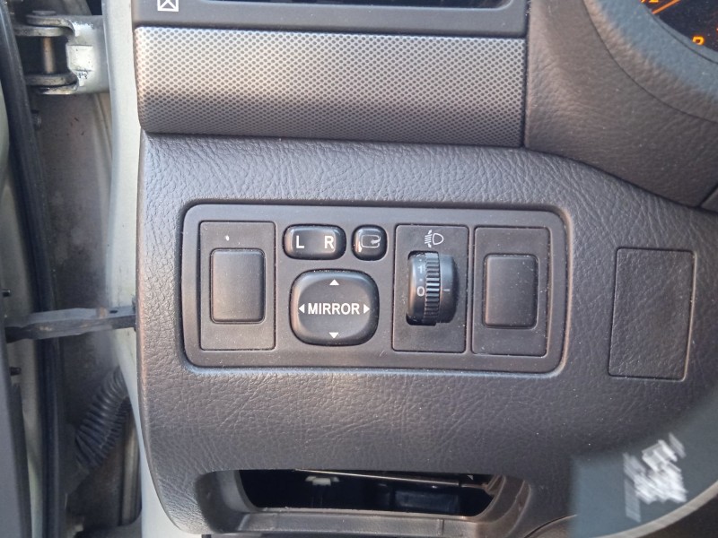 toyota avensis sedán (_t25_) del año 2003