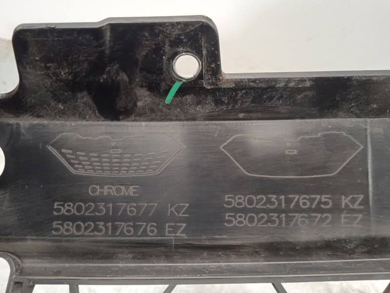 Recambio de rejilla delantera para iveco daily vi furgoneta 35s16, 35c16, 70c16 referencia OEM IAM 5802799778  