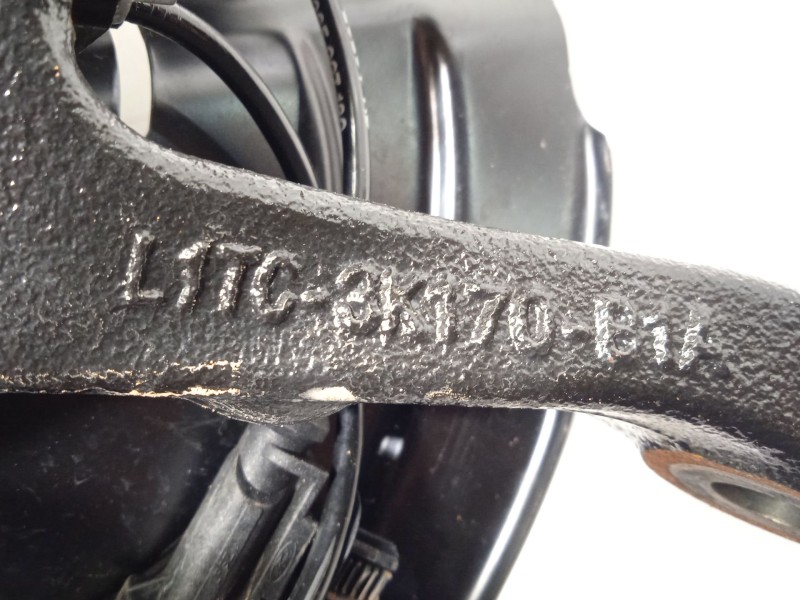 Recambio de mangueta delantera derecha para ford tourneo courier 1.0 ecoboost referencia OEM IAM L1TC3K170B1A 2413002 2413072