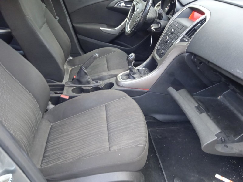 opel astra j (p10) del año 2010