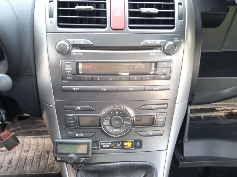 toyota auris (_e15_) del año 2009