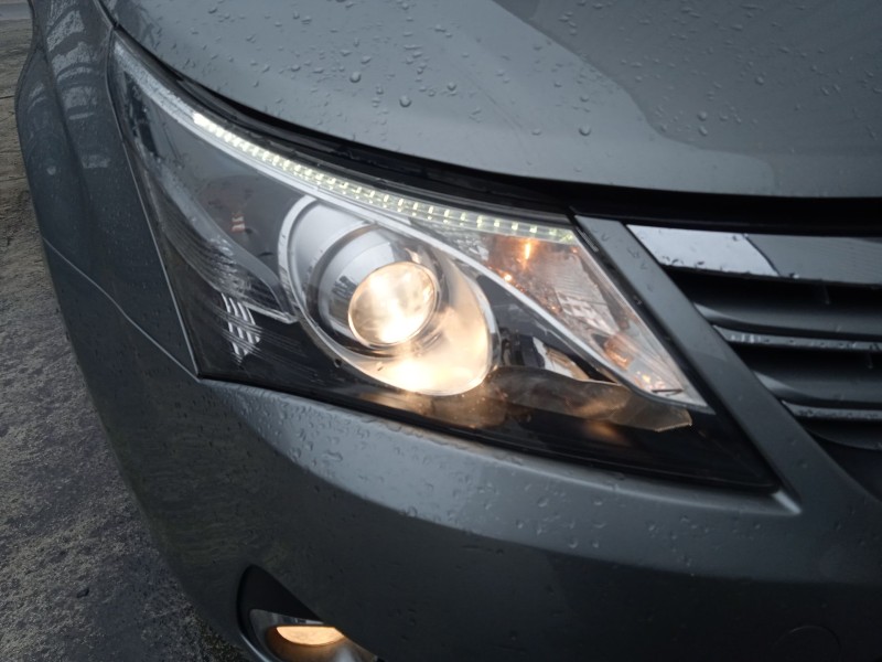 toyota avensis sedán (_t27_) del año 2011