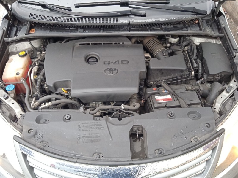 toyota avensis sedán (_t27_) del año 2011