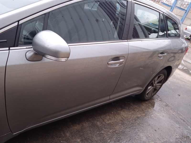 toyota avensis sedán (_t27_) del año 2011