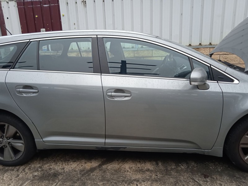 toyota avensis sedán (_t27_) del año 2011