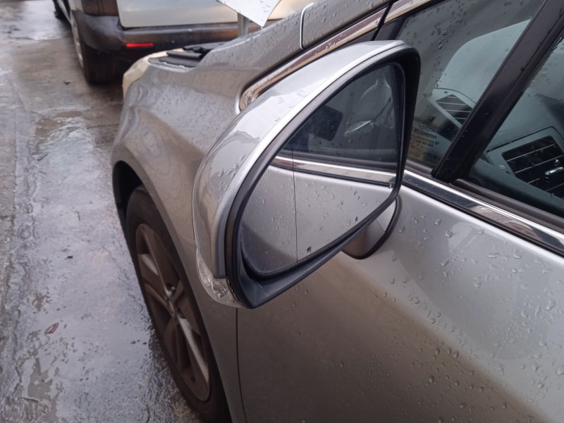 toyota avensis sedán (_t27_) del año 2011