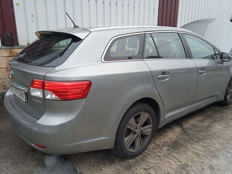 toyota avensis sedán (_t27_) del año 2011