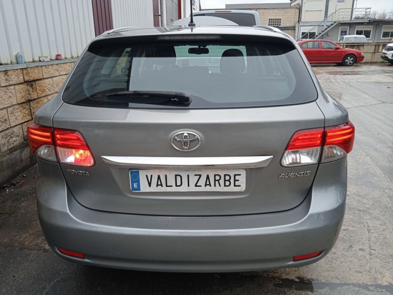 toyota avensis sedán (_t27_) del año 2011